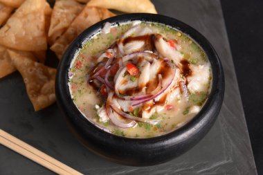 Limonlu, limonlu ve limonlu çiğ balık yemeği.