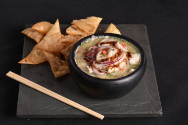 Limonlu, limonlu ve limonlu çiğ balık yemeği.