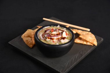 Limonlu, limonlu ve limonlu çiğ balık yemeği.