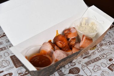 Körili sosis tipik Alman yemeği sosisi lahana turşusu salatası tadı Portekizce yazılmış sevdiğin lezzetteki ambalajda.