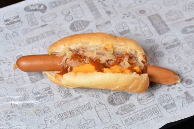 Alman sosisli ekmeği Viyana sosisli lahana turşusu ve çedar peyniri tadı Portekizce yazılmış.