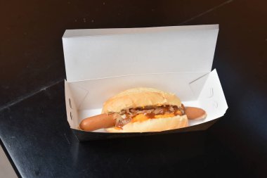 Alman sosisli ekmeği Viyana sosisli lahana turşusu ve çedar peyniri tadı.