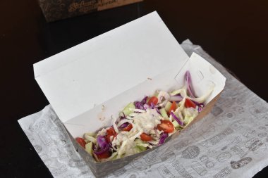 Salata teslimatı için salata. Domates, soğan ve salatalık. Portekizce yazılmış..