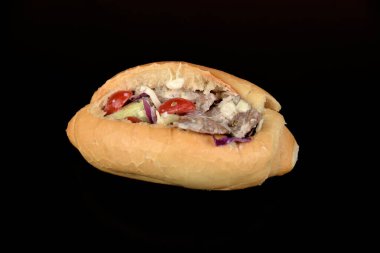 Körili sosis tipik Alman ekmeği ve lahana turşusu.