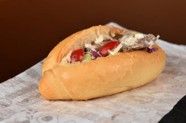 Körili sosis. Tipik Alman yemeği. Etli salata turşulu ekmek. Portekizce yazılmış.