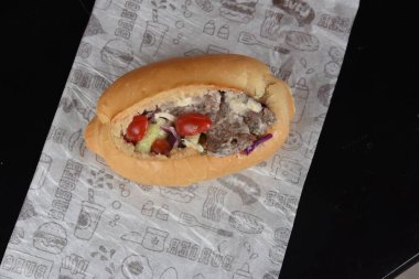 Körili sosis. Tipik Alman yemeği. Etli salata turşulu ekmek. Portekizce yazılmış.