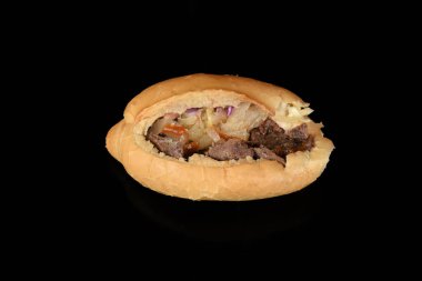 Körili sosis tipik Alman ekmeği ve lahana turşusu.