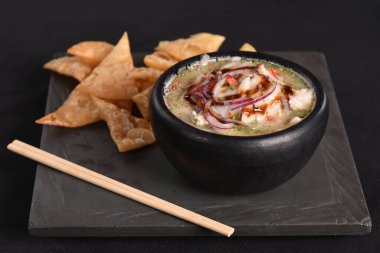 Limonlu, limonlu ve limonlu çiğ balık yemeği.