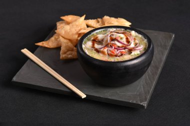 Limonlu, limonlu ve limonlu çiğ balık yemeği.