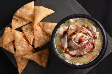 Limonlu, limonlu ve limonlu çiğ balık yemeği.