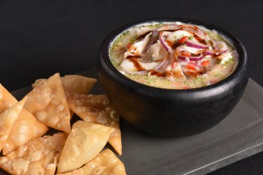 Limonlu, limonlu ve limonlu çiğ balık yemeği.