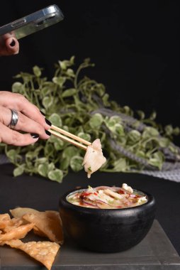 Limonlu, limonlu ve limonlu çiğ balık yemeği.