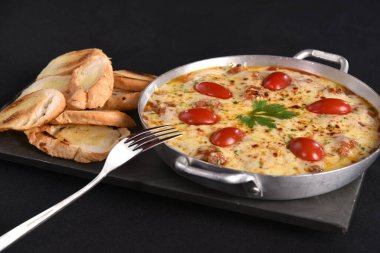 Parmigiana bifteği, kırmızı sos peyniri ve jambon aromalı sağlıklı yemek tasye.