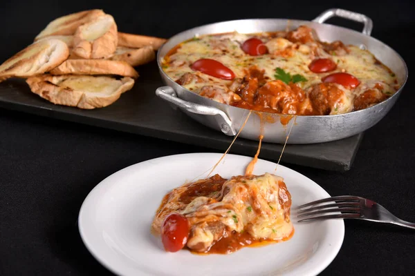 Parmigiana bifteği, kırmızı sos peyniri ve jambon aromalı sağlıklı yemek tasye.