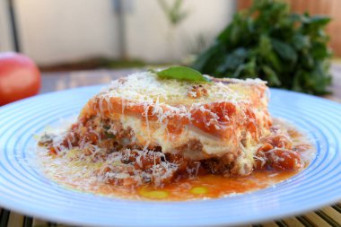Kırmızı bolonez soslu lazanya, tipik İtalyan mutfağı makarnası tadı.