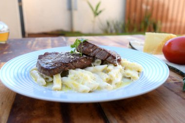 Kırmızı bolonez soslu makarna. Tipik İtalyan mutfağı.