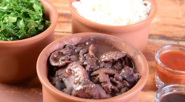 Feijoada tipik Brezilya yemeği fasulyesi domuz pastırması pirinç salatası tadı