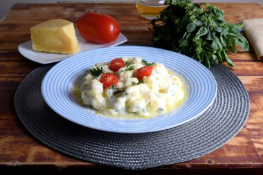 Beyaz bchamel soslu Gnocchi tipik İtalyan makarna patatesi tadı.