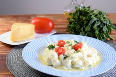 Beyaz bchamel soslu Gnocchi tipik İtalyan makarna patatesi tadı.