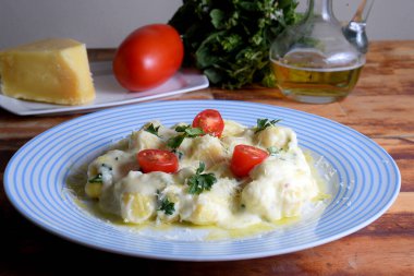 Beyaz bchamel soslu Gnocchi tipik İtalyan makarna patatesi tadı.