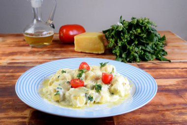 Beyaz bchamel soslu Gnocchi tipik İtalyan makarna patatesi tadı.