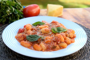 Kırmızı Bolonez soslu Gnocchi, tipik İtalyan makarna patates tadı.