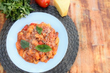 Kırmızı Bolonez soslu Gnocchi, tipik İtalyan makarna patates tadı.