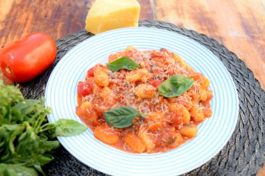 Kırmızı Bolonez soslu Gnocchi, tipik İtalyan makarna patates tadı.