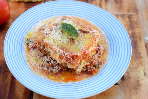 Kırmızı bolonez soslu lazanya, tipik İtalyan mutfağı makarnası tadı.