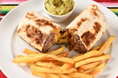 Meksika yemeği tacos guacamole jalapeno biber quesadillas nacho tortilla tex-mex mutfak baharatlı domates ve soğan