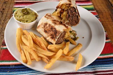 Meksika yemeği tacos guacamole jalapeno biber quesadillas nacho tortilla tex-mex mutfak baharatlı domates ve soğan