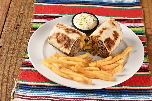 Meksika yemeği tacos guacamole jalapeno biber quesadillas nacho tortilla tex-mex mutfak baharatlı domates ve soğan