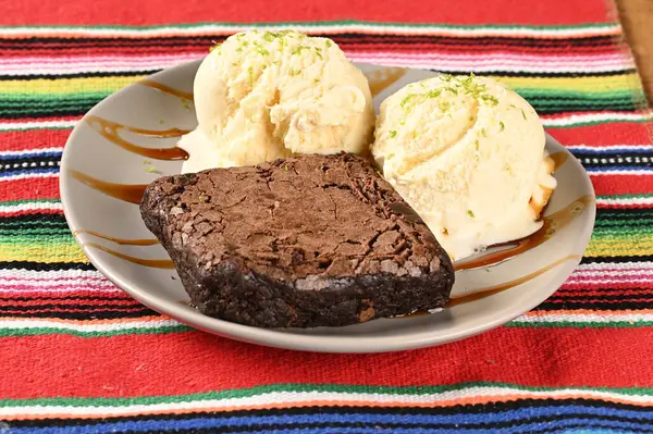 Dondurmalı kek, çikolatalı kek, tatlı yemek...