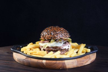 Hamburger sandviç ve erimiş peynirli marul, domates mayonezi ve ekmek lezzetli fast food geleneksel çerez tadı.