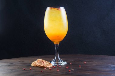 Böğürtlenli, buzlu ve cinle ferahlatıcı alkollü içecek, cam bardakta servis edilen limon kabuğu arka planda bulanık iamge.