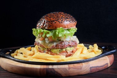 Hamburger sandviç ve erimiş peynirli marul, domates mayonezi ve ekmek lezzetli fast food geleneksel çerez tadı.