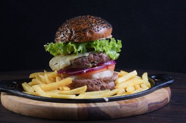 Hamburger sandviç ve erimiş peynirli marul, domates mayonezi ve ekmek lezzetli fast food geleneksel çerez tadı.