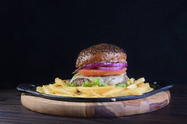 Hamburger sandviç ve erimiş peynirli marul, domates mayonezi ve ekmek lezzetli fast food geleneksel çerez tadı.