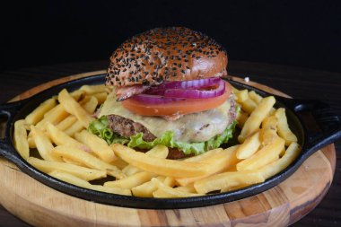 Hamburger sandviç ve erimiş peynirli marul, domates mayonezi ve ekmek lezzetli fast food geleneksel çerez tadı.