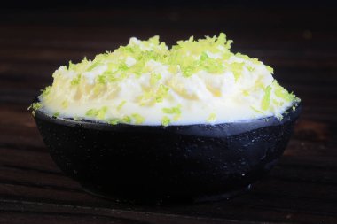 Siyah arka planda izole edilmiş kutunun içinde Meksika avokadosu var. tat