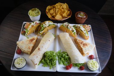 Lezzetli Meksika mutfağı guacamole, taco, tortilla, baharatlı Meksika chille tadı