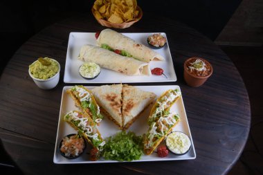 Lezzetli Meksika mutfağı guacamole, taco, tortilla, baharatlı Meksika chille tadı