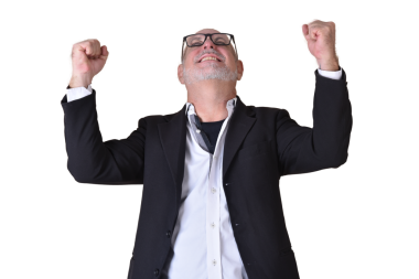 Siyah takım elbiseli yakışıklı bir adamın portresi. Beyaz gri sakal gülümsüyor.