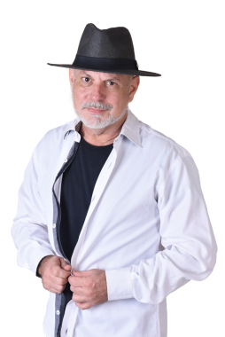 Siyah beyaz tişörtlü, gri sakallı ve kel kafalı çekici bir adamın portresi.