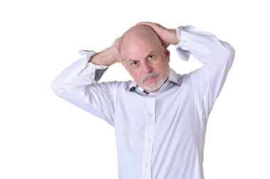 Siyah beyaz tişörtlü, gri sakallı ve kel kafalı çekici bir adamın portresi.