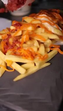 Kızarmış köy patatesi. Mutfakta hazırlanmış dilimler halinde.