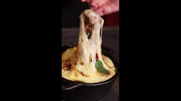 用红酱和融化的奶酪制成的肉丸子肉饺子动物蛋白质健康食品 — 图库视频影像