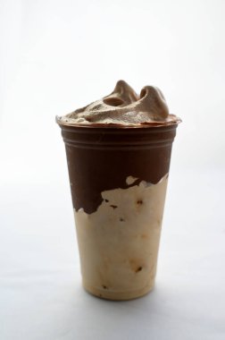 Panoramik, dondurmalı, buzlu, donmuş, dondurulmuş, granitli içecek. Paketlenmiş plastik bardaklara akıyor. Dondurma tatları pipetli..