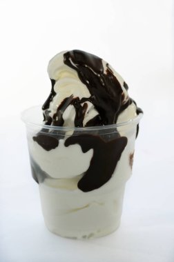 Panoramik, dondurmalı, buzlu, donmuş, dondurulmuş, granitli içecek. Paketlenmiş plastik bardaklara akıyor. Dondurma tatları pipetli..