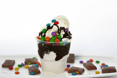 Panoramik, dondurmalı, buzlu, donmuş, dondurulmuş, granitli içecek. Paketlenmiş plastik bardaklara akıyor. Dondurma tatları pipetli..